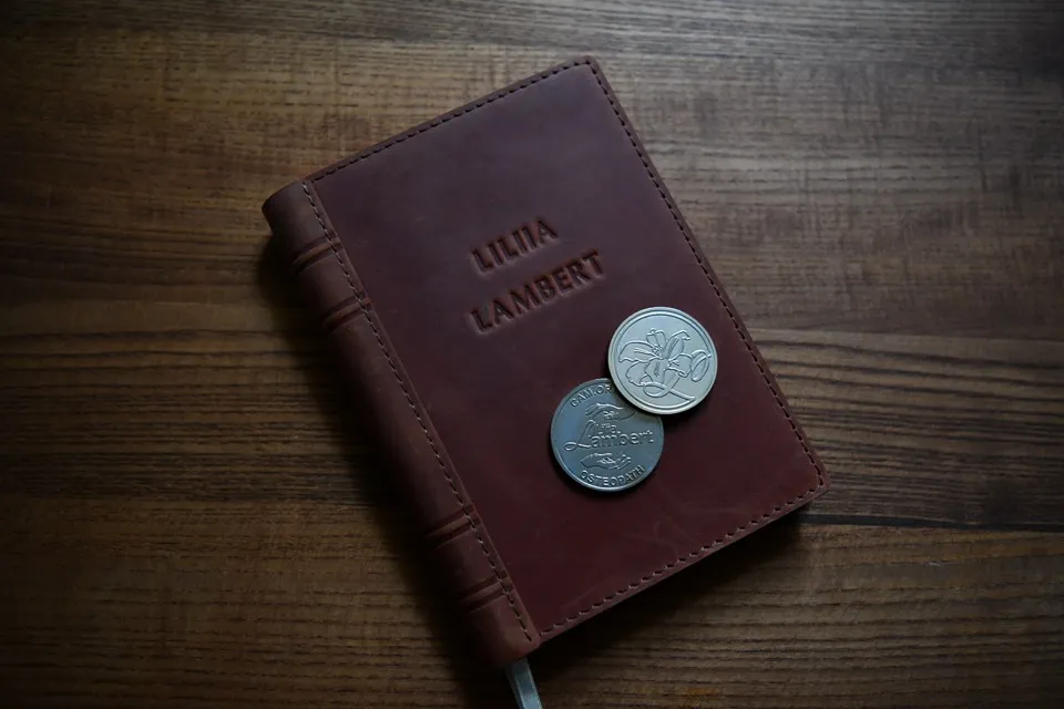 Дві ювілейні монети-сертифікати на шкіряному блокноті з тисненням Lilia Lambert